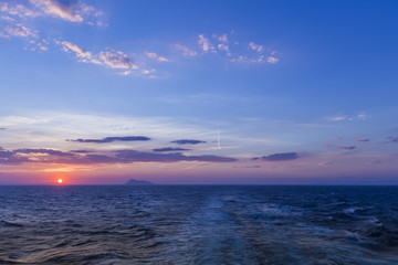 Naklejka premium Beautiful sunset with clouds in the sky over ocean