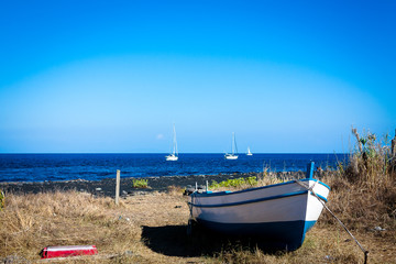 Blau-weißes Fischerboot auf Stromboli (Italien)