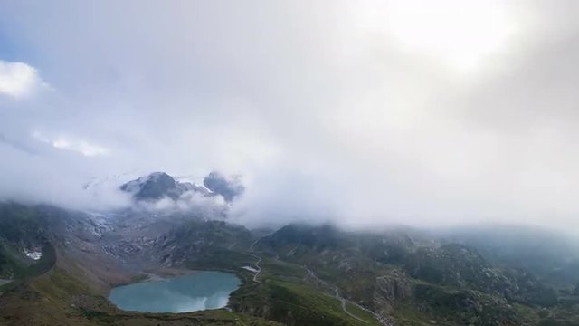 Wolken am Steingletscher am Sustenpa&szlig; in der Schweiz im Zeitraffer