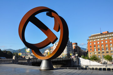 Escultura urbana en la margen derecha de la ría de Bilbao, Euzkadi, País Vasco, Vizcaya, España