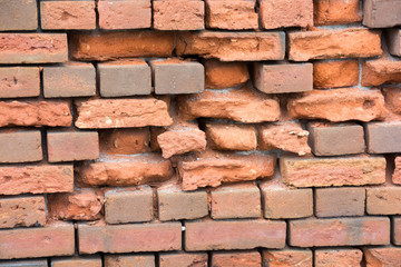 崩れかけたレンガの壁