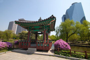 Fototapeta premium Tradycyjny koreański dom w parku w Seulu