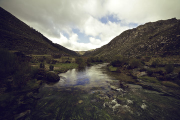 Paisagem com rio e montanhas