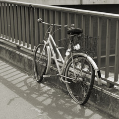 Fototapeta na wymiar kaputtes vergessenes Fahrrad an einem Brückengeländer in Berlin