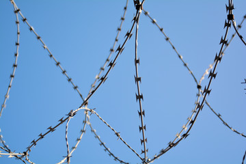 Stacheldraht an einem Zaun