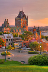 Fototapeta premium Zamek Frontenac w starym mieście Quebec w pięknym świetle wschodu słońca. Obraz o wysokim zakresie dynamicznym. Koncepcja podróży, wakacji, historii, pejzażu miejskiego, przyrody, lata, hoteli i architektury