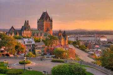 Foto auf Acrylglas Kanada Frontenac Castle in Old Quebec City im schönen Sonnenaufganglicht. Bild mit hohem Dynamikumfang. Reisen, Urlaub, Geschichte, Stadtbild, Natur, Sommer, Hotels und Architekturkonzept