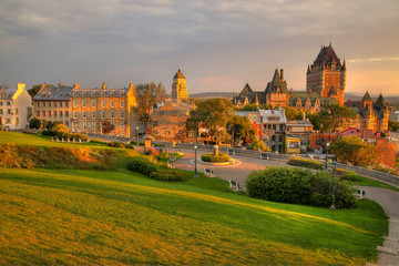 Naklejka premium Zamek Frontenac w starym mieście Quebec w pięknym świetle wschodu słońca. Obraz o wysokim zakresie dynamicznym. Koncepcja podróży, wakacji, historii, pejzażu miejskiego, przyrody, lata, hoteli i architektury