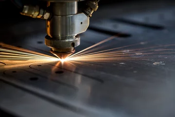 Fotobehang Snijden van metaal. Vonken vliegen van laser © Wisky