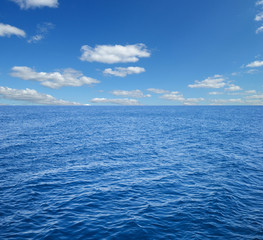 Obraz premium Beautiful sky and blue sea