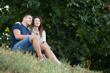 Naklejka premium Couple dreaming in park