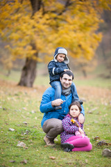 Fototapeta premium father with children in autumn mountains