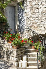 Alte Steintreppe mit Tür in Frankreich (Ardeche)