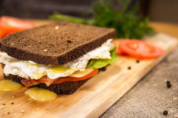 Sandwich with bacon and brown bread