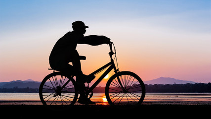 Obraz premium People cycling at beach