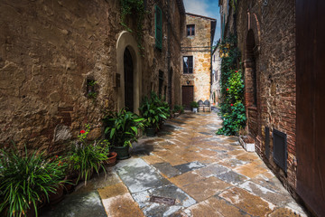 Fototapeta na wymiar Beautiful nooks and crannies of the medieval Italian village in