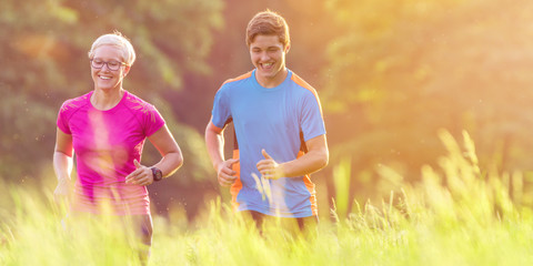 Zwei Jugendliche beim joggen in flirrender Sommerhitze