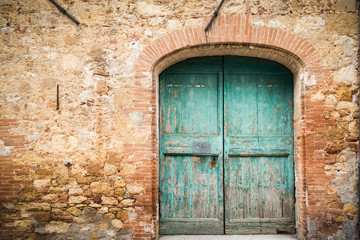 Fototapeta premium Drzwi i elementy starej włoskiej wioski w Toskanii