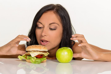 Entscheidung zwischen Hamburger und Apfel
