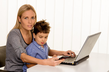 Mutter und Sohn am Computer