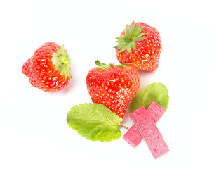 Strawberry chewing gum