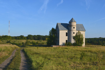 Fototapeta premium пейзаж одиноко стоящий недостроенный дом