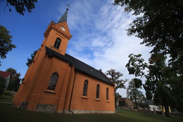 Fototapeta premium Rangsdorfer Dorfanger mit Kirche (kreis Teltow-Fläming)