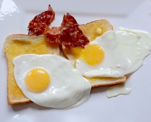 Crispy bacon, fried egg and toast 