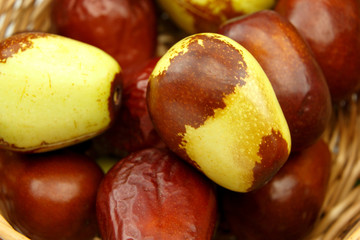 Obraz premium Jujube fruits in wicker basket closeup