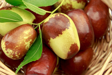 Obraz premium Jujube fruits in wicker basket closeup