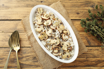 riso con funghi su tavolo di legno rustico