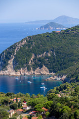 Fototapeta na wymiar Mare e promontori dell'Isola d'Elba, inquadratura verticale