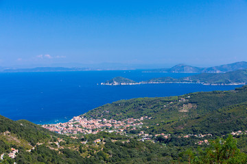 Panorama dell'isola d'Elba, mare, cielo e costa