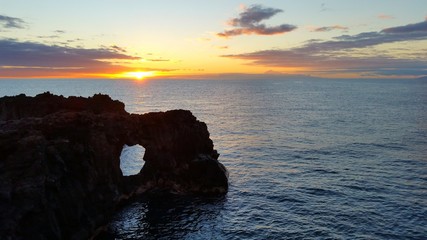 Arco volcánico al amanecer