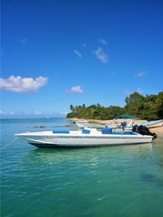 Fototapeta na wymiar Boote in idyllischer Lage direkt am Strand einer tropischen Insel