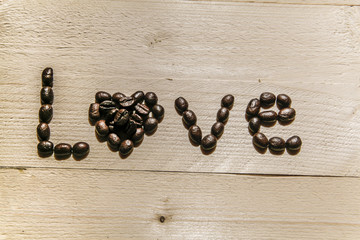 Scritta love realizzata con chicchi di caffè