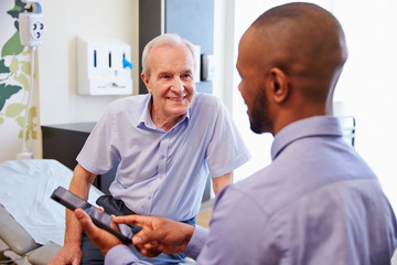 Obraz premium Senior Patient And Doctor Have Consultation In Hospital Room