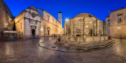 Photo sur Plexiglas Fontaine Panorama of Great Onofrio Fountain and Holy Saviour Church in the Evening, Dubrovnik, Dalmatia, Croatia