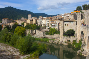 Fototapeta premium Pueblo medieval con rio