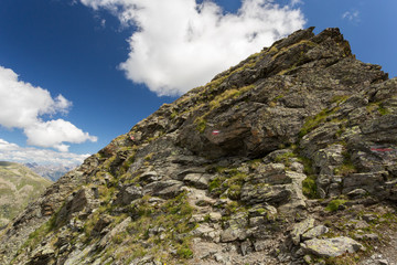 Sentier difficile en montagne