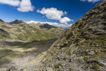 Sentier à travers la falaise
