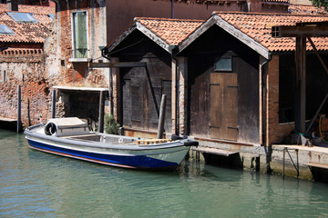 Fototapeta na wymiar Venetian Boat moored next to a building