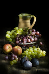 still life con caraffa di vino e frutta