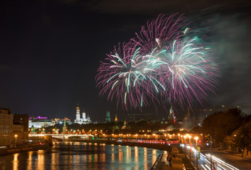 Naklejka premium Fireworks over the Moscow Kremlin. View from the bridge over the river
