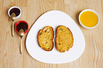 toast with  blackberry and raspberries jam