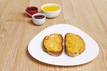 toast with  blackberry and raspberries jam