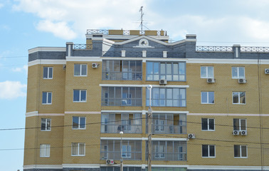 Fototapeta premium facade of an apartment building against the sky