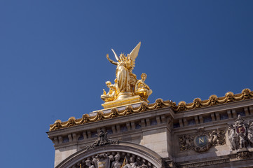 Fototapeta na wymiar angel on the top of opera in Paris