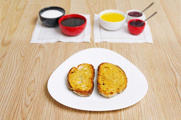 toast with  blackberry and raspberries jam