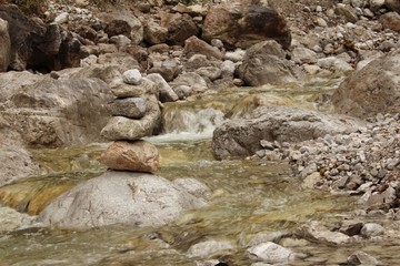 Steinpyramide im Fluss